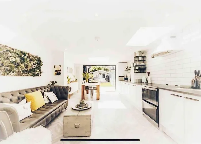 Teddington Terraced Cottage 3 Floors, 3 Bedrooms