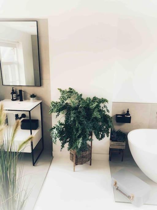 Terraced 3 Floors, 3 Bedrooms *